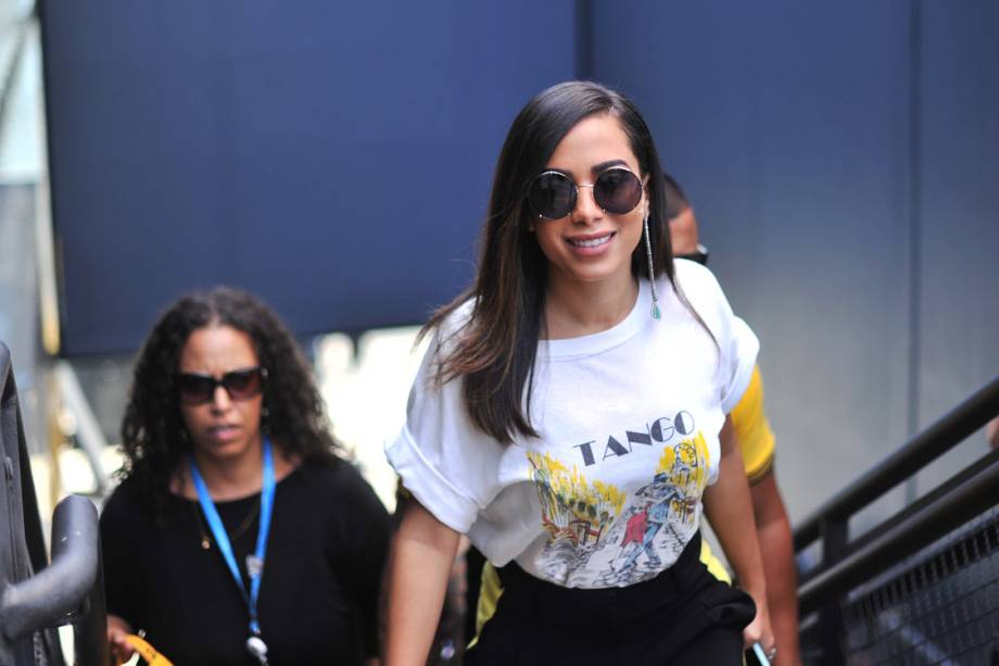 Anitta chega no Autódromo de Interlagos para cantar o hino nacional antes da largada do GP do Brasil, em São Paulo