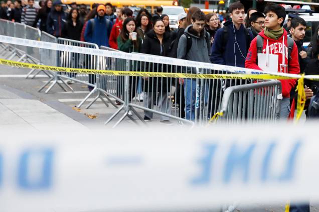 Estudantes caminham próximos de área de isolamento feita pela polícia americana, após caminhão atropelar ciclistas e pedestres, matando ao menos 8 pessoas em Nova York - 01/11/2017 Estudantes caminham próximos de área de isolamento feita pela polícia americana, após caminhão atropelar ciclistas e pedestres, matando ao menos 8 pessoas em Nova York - 01/11/2017