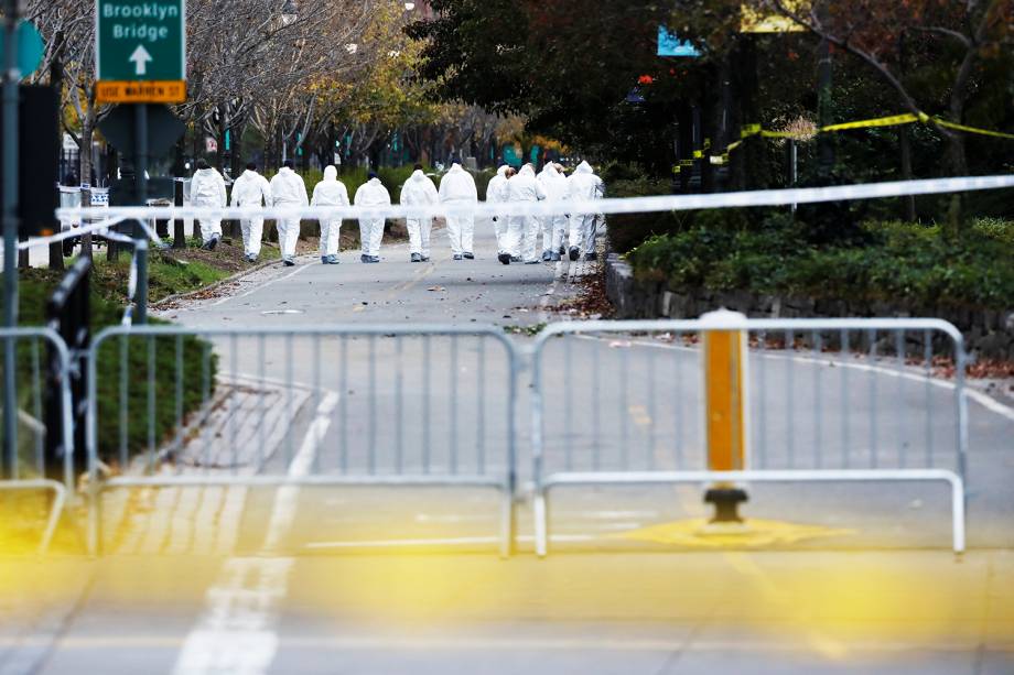 Investigadores realizam perícia no local onde caminhão avançou sobre pedestres e ciclistas, matando ao menos 8 pessoas em Nova York - 01/11/2017