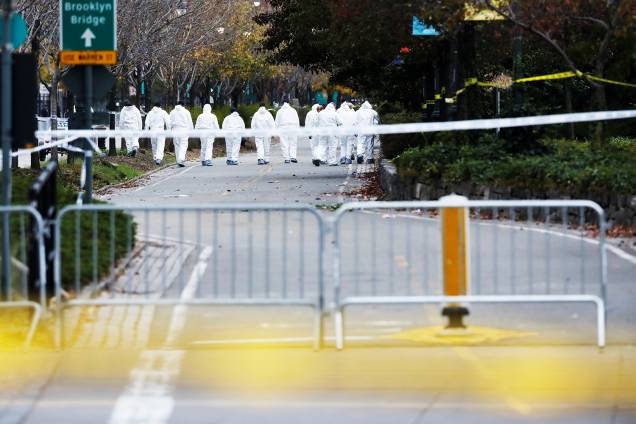 Investigadores realizam perícia no local onde caminhão avançou sobre pedestres e ciclistas, matando ao menos 8 pessoas em Nova York - 01/11/2017 Investigadores realizam perícia no local onde caminhão avançou sobre pedestres e ciclistas, matando ao menos 8 pessoas em Nova York - 01/11/2017