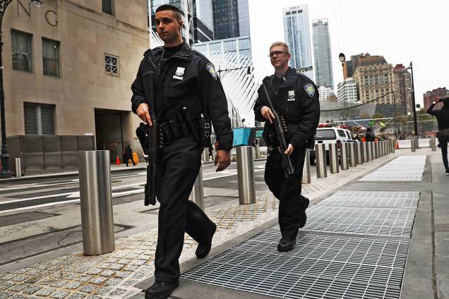 Policiais realizam patrulha próximos ao local onde caminhão avançou sobre pedestres e ciclistas, matando ao menos 8 pessoas em Nova York - 01/11/2017 Policiais realizam patrulha próximos ao local onde caminhão avançou sobre pedestres e ciclistas, matando ao menos 8 pessoas em Nova York - 01/11/2017