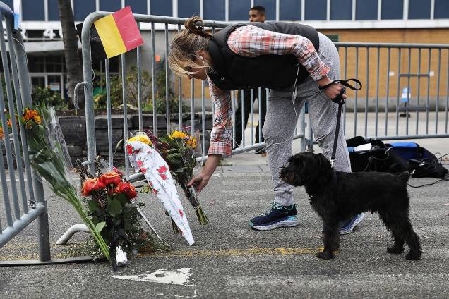 Pessoas deixam flores, após motorista invadir ciclovia em Nova York - 01/11/2017 Pessoas deixam flores, após motorista invadir ciclovia em Nova York - 01/11/2017
