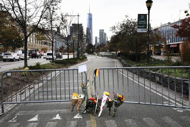 Pessoas deixam flores, após motorista invadir ciclovia em Nova York - 01/11/2017 Pessoas deixam flores, após motorista invadir ciclovia em Nova York - 01/11/2017