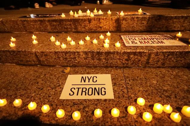Velas são acesas na Foley Square, em Nova York, durante vigília em memória das vítimas do ataque - 01/11/2017 Velas são acesas na Foley Square, em Nova York, durante vigília em memória das vítimas do ataque - 01/11/2017