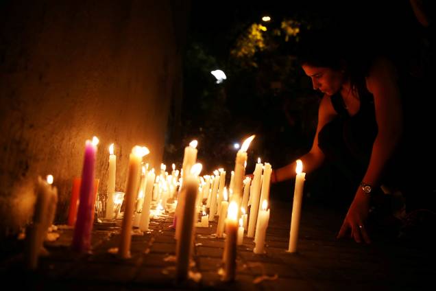 Mulher acende velas em frente ao Instituto Politécnico de Rosário, na Argentina, em memórias às vítimas do ataque em Nova York - 01/11/2017 Mulher acende velas em frente ao Instituto Politécnico de Rosário, na Argentina, em memórias às vítimas do ataque em Nova York - 01/11/2017