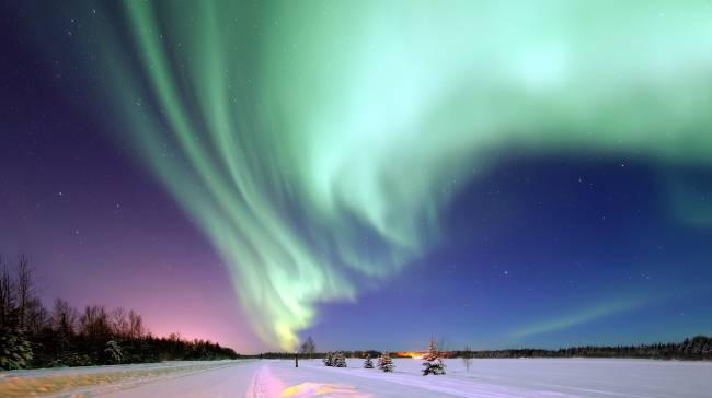 AURORA BOREAL: Fenômeno acontece devido explosão de material solar, que lança gases escaldantes, conhecidos como plasma, em direção a Terra a uma velocidade de cerca de 3 milhões de quilômetros por hora -