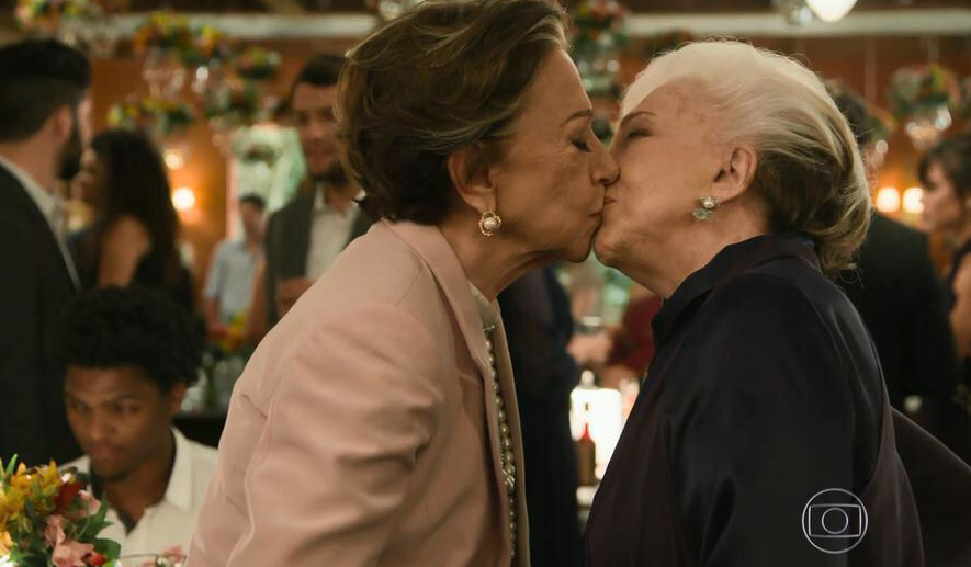 Fernanda Montenegro beija Nathalia Timberg na novela 'Babilônia'. As duas faziam um casal na trama de Gilberto Braga e Ricardo Linhares. A novela levou parte do público, que confundiu atriz com personagem e deixou aflorar sua aversão aos homossexuais, a rejeitar Fernanda Fernanda Montenegro beija Nathalia Timberg na novela 'Babilônia'. As duas faziam um casal na trama de Gilberto Braga e Ricardo Linhares. A novela levou parte do público, que confundiu atriz com personagem e deixou aflorar sua aversão aos homossexuais, a rejeitar Fernanda