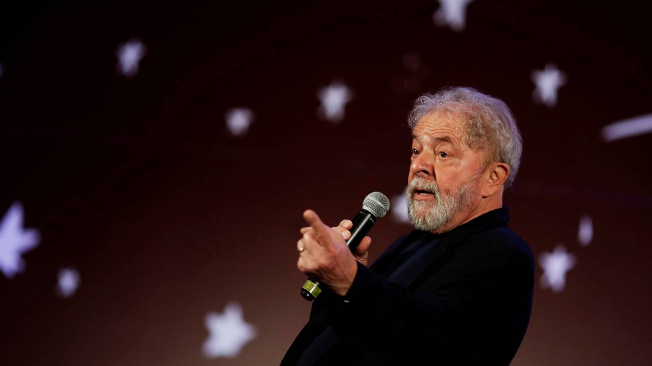 O ex-presidente Lula discursa durante o Congresso Nacional do PCdoB, realizado em Brasília (DF) - 19/11/2017