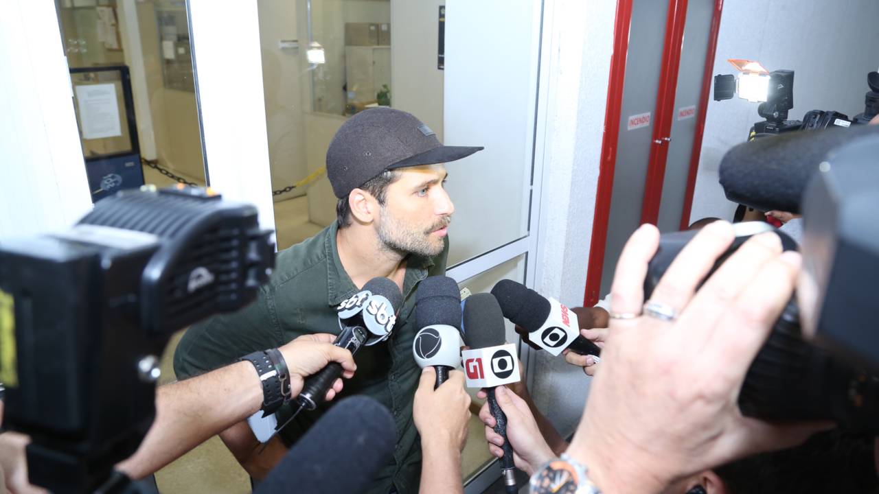 Bruno Gagliasso na delegacia - Queixa por racismo contra Titi
