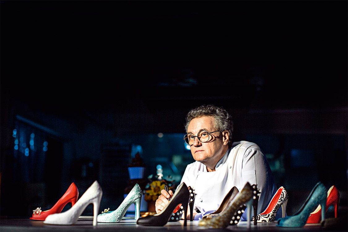 Sapatos de comer &ndash; A fam&iacute;lia do confeiteiro Christian Escrib&agrave;, de 55 anos, ocupa um pr&eacute;dio na Gran Via de les Corts Catalanes desde 1906 com seu neg&oacute;cio, hoje nas m&atilde;os dele e da mulher, a confeiteira brasileira Patricia Schmidt. Ele v&ecirc; a identidade catal&atilde; na riqueza de quitutes servidos em dias especiais, cujo valor est&aacute; na magia da efemeridade. A criatividade &eacute; outra marca: &ldquo;Este &eacute; um pa&iacute;s surrealista. O arquiteto Antoni Gaud&iacute; deve ter sido confeiteiro, parece que a Casa Batll&oacute; foi feita com saco de confeitaria&rdquo;. Ele ri ao explicar a origem da criatividade: &ldquo;Dizem que &eacute; pela tramontana, o vento&rdquo;