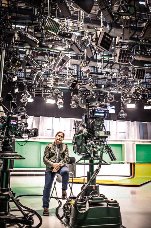 Emaranhado de opini&otilde;es &ndash; A TV3, toda apresentada em catal&atilde;o, surgiu em 1983, ap&oacute;s a morte de Franco, com o fim da proibi&ccedil;&atilde;o ao idioma. O jornalista Eduard Boet, de 62 anos, estava l&aacute; desde o in&iacute;cio. &ldquo;A TV3 nasceu com objetivos muito claros, de defender a l&iacute;ngua e a cultura catal&atilde;s. Era imprescind&iacute;vel que uma l&iacute;ngua que se falava exclusivamente em c&iacute;rculos fechados, familiares, tivesse uma presen&ccedil;a oficial.&rdquo; O canal n&atilde;o se posicionou a favor ou contra os planos de independ&ecirc;ncia