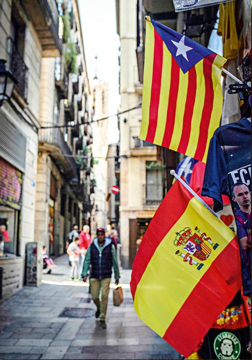 Disputa &ndash; Em Barcelona, bandeiras usadas pelos independentistas (com a estrela em fundo azul) e unionistas