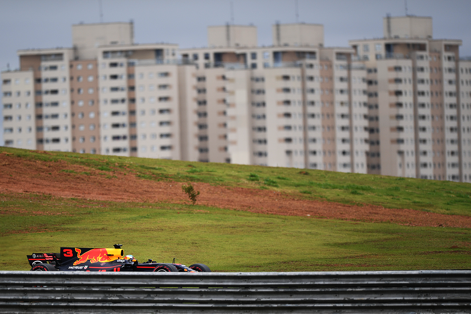 O piloto australiano Daniel Ricciardo, da RBR, durante segundo dia de treino livre para o Grande Pr&ecirc;mio do Brasil, no Aut&oacute;dromo de Interlagos - 11/11/2017