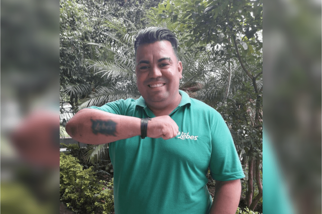 Vendedor tatua nome da empresa em que trabalha