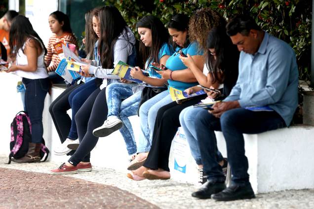 Estudantes aproveitam minutos antes do início da prova do ENEM para estudar, em frente aos portões da UNIP Vergueiro, em São Paulo Estudantes aproveitam minutos antes do início da prova do ENEM para estudar, em frente aos portões da UNIP Vergueiro, em São Paulo