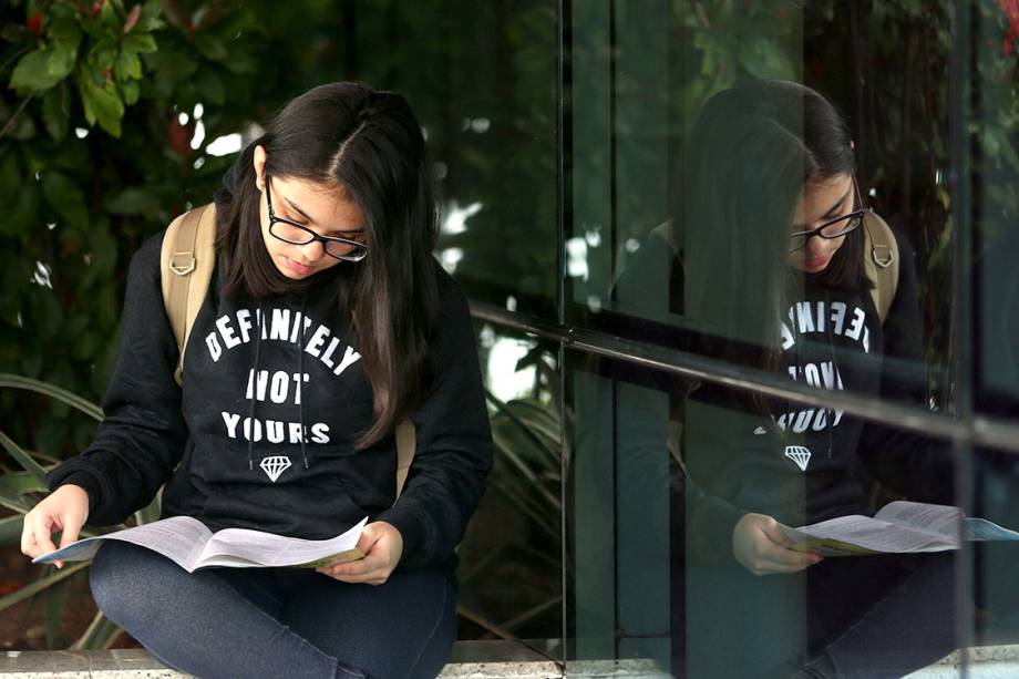 Estudantes aproveitam minutos antes do início da prova do ENEM para estudar, em frente aos portões da UNIP Vergueiro, em São Paulo