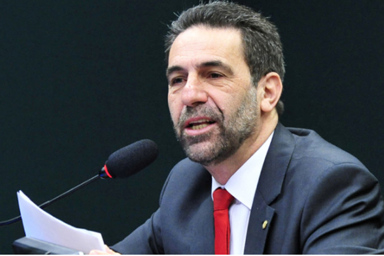 Líder do PT diz que não vê problema em pedir ajuda ao governo Bolsonaro