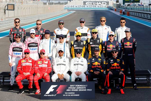 Os 20 pilotos da Fórmula 1 posam para foto no Circuito Yas Marina, nos Emirados Árabes Unidos - 26/11/2017 Os 20 pilotos da Fórmula 1 posam para foto no Circuito Yas Marina, nos Emirados Árabes Unidos - 26/11/2017