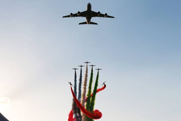 Aviões realizam acrobacias antes da largada para o Grande Prêmio de Abu Dhabi de Fórmula 1 - 26/11/2017 Aviões realizam acrobacias antes da largada para o Grande Prêmio de Abu Dhabi de Fórmula 1 - 26/11/2017