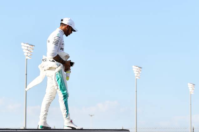 O piloto britânico Lewis Hamilton, da Mercedes, antes da largada para o Grande Prêmio de Abu Dhabi de Fórmula 1, realizado no Circuito Yas Marina, nos Emirados Árabes Unidos - 26/11/2017 O piloto britânico Lewis Hamilton, da Mercedes, antes da largada para o Grande Prêmio de Abu Dhabi de Fórmula 1, realizado no Circuito Yas Marina, nos Emirados Árabes Unidos - 26/11/2017