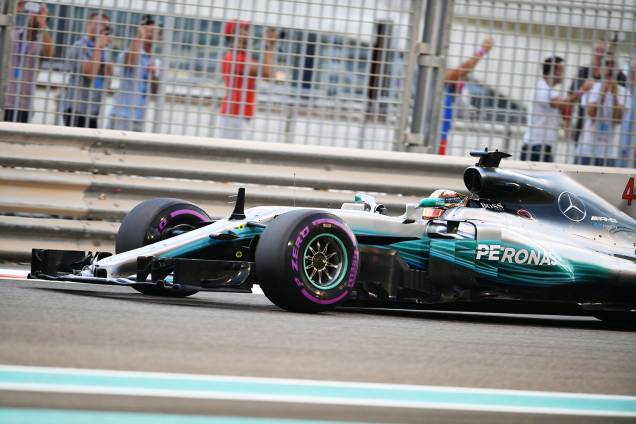 O piloto Lewis Hamilton, da equipe Mercedes, durante o Grande Prêmio de Abu Dhabi de Fórmula 1, realizado no Circuito Yas Marina - 26/11/2017 O piloto Lewis Hamilton, da equipe Mercedes, durante o Grande Prêmio de Abu Dhabi de Fórmula 1, realizado no Circuito Yas Marina - 26/11/2017