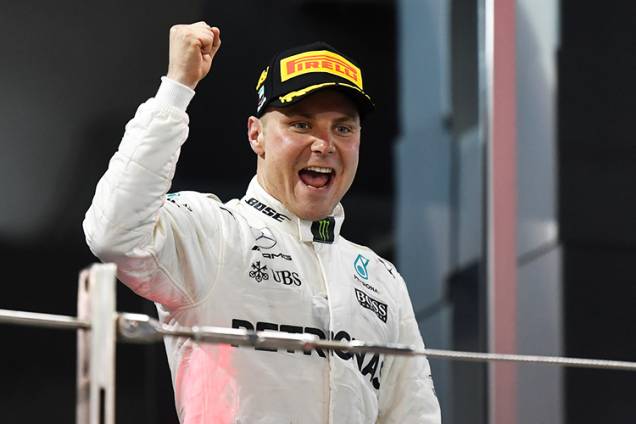 Valtteri Bottas comemora após vencer o Grande Prêmio de Abu Dhabi de Fórmula 1 - 26/11/2017 Valtteri Bottas comemora após vencer o Grande Prêmio de Abu Dhabi de Fórmula 1 - 26/11/2017