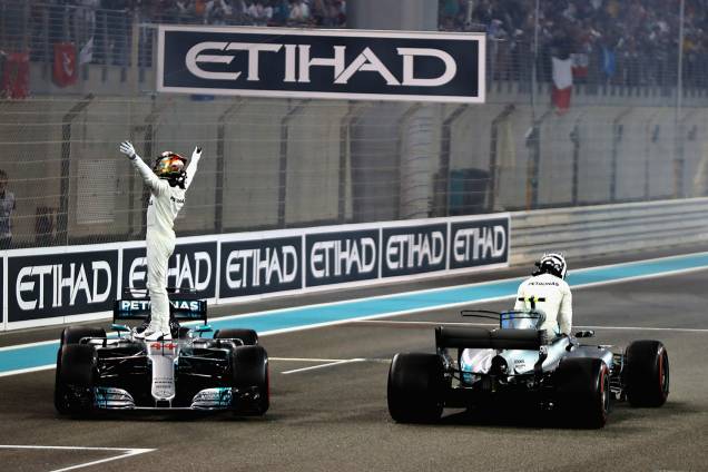 Valtteri Bottas comemora após vencer o Grande Prêmio de Abu Dhabi de Fórmula 1 - 26/11/2017 Valtteri Bottas comemora após vencer o Grande Prêmio de Abu Dhabi de Fórmula 1 - 26/11/2017