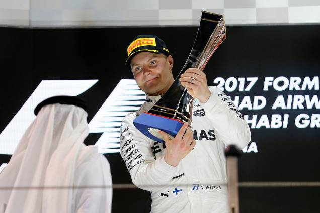 O piloto Valtteri Bottas levanta troféu após vencer o Grande Prêmio de Abu Dhabi de Fórmula 1, realizado no Circuito Yas Marina - 26/11/2017 O piloto Valtteri Bottas levanta troféu após vencer o Grande Prêmio de Abu Dhabi de Fórmula 1, realizado no Circuito Yas Marina - 26/11/2017