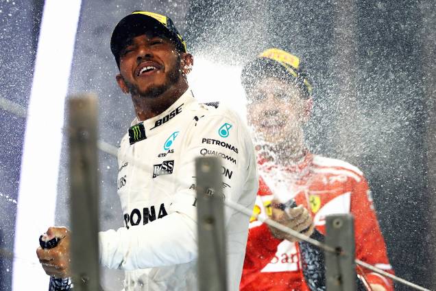 Os pilotos Lewis Hamilton e Sebastian Vettel - segundo e terceiro lugares respectivamente - comemoram pódio após o Grande Prêmio de Abu Dhabi de Fórmula 1, realizado no Circuito Yas Marina - 26/11/2017 Os pilotos Lewis Hamilton e Sebastian Vettel - segundo e terceiro lugares respectivamente - comemoram pódio após o Grande Prêmio de Abu Dhabi de Fórmula 1, realizado no Circuito Yas Marina - 26/11/2017