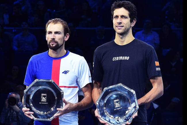 O tenista brasileiro Marcelo Melo (esq) e o polonês Lukasz Kubot, posam para foto após perderem a final do torneio de duplas para o finlandês Henri Kontinen e o australiano John Peers, em partida realizada no O2 Arena, em Londres - 19/11/2017