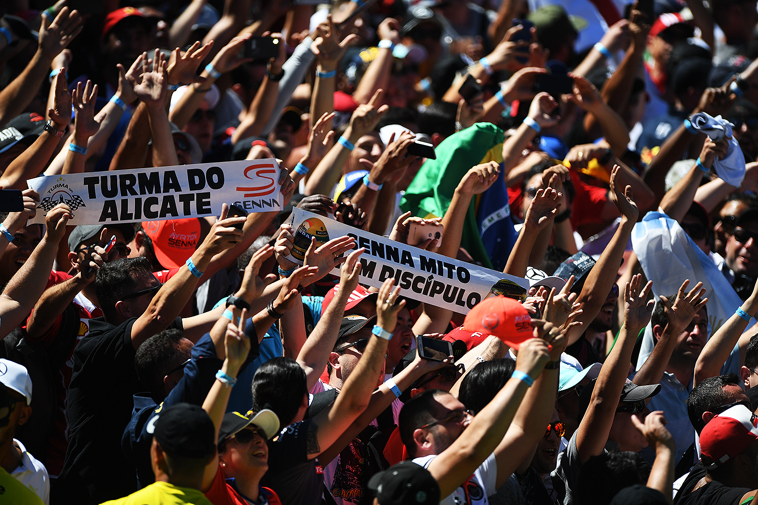 P&uacute;blico acompanha p&oacute;dio do vencedor do Grande Pr&ecirc;mio do Brasil de F&oacute;rmula 1 , no Aut&oacute;dromo de Interlagos
