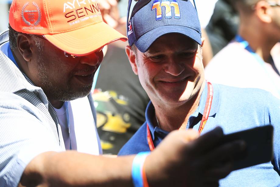 O piloto Rubens Barrichello caminha pelos boxes antes da largada do GP do Brasil, no Autódromo de Interlagos