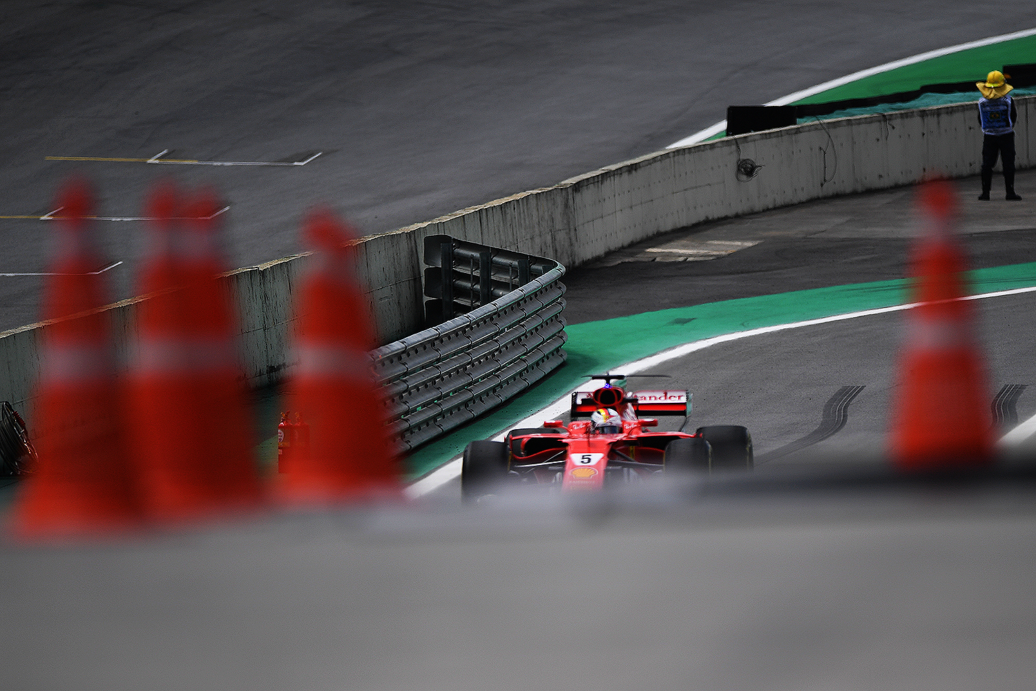 O piloto finland&ecirc;s Kimi R&auml;ikk&ouml;nen durante o Grande Pr&ecirc;mio do Brasil em Interlagos - 12/11/2017