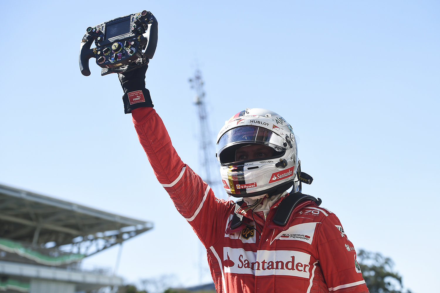 O piloto alem&atilde;o Sebastian Vettel, da Ferrari, comemora sua vit&oacute;ria no Grande Pr&ecirc;mio do Brasil de F&oacute;rmula 1 , no Aut&oacute;dromo de Interlagos