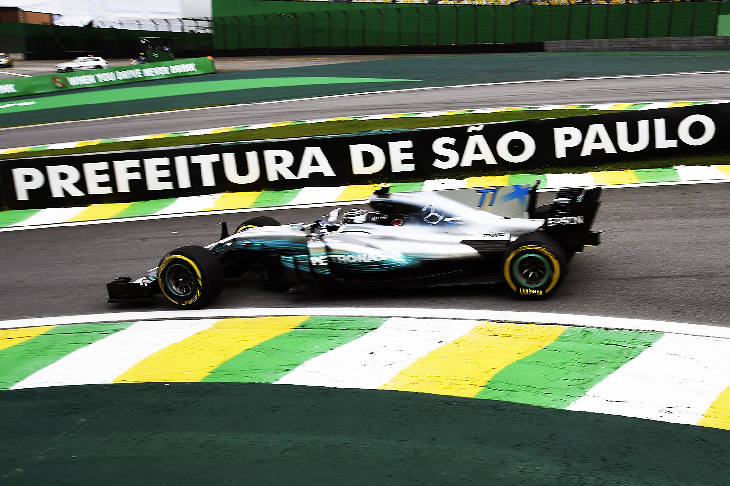 O piloto finland&ecirc;s Valtteri Bottas da Mercedes durante primeiro dia de treino livre para o Grande Pr&ecirc;mio do Brasil em Interlagos - 10/11/2017