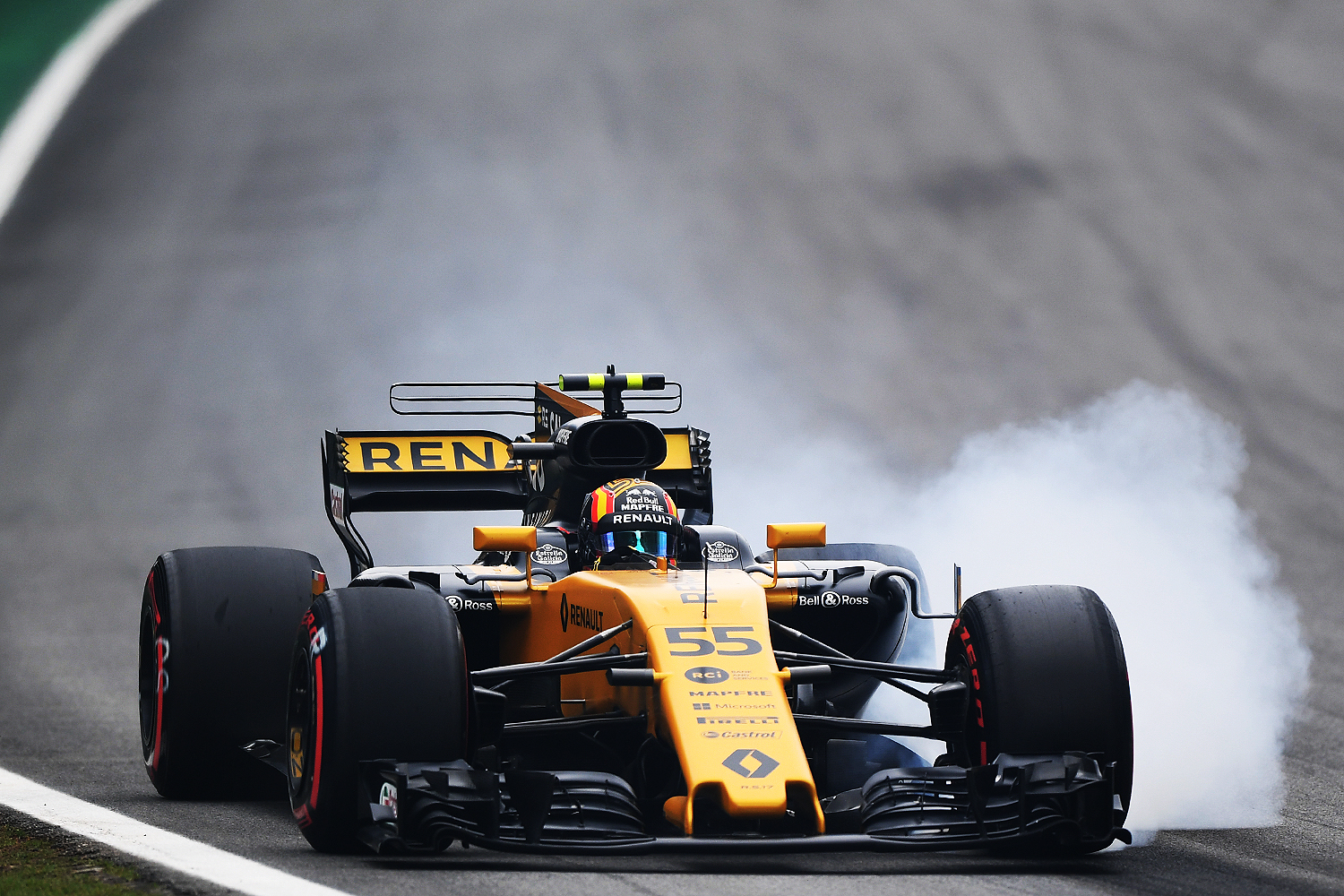 O piloto Carlos Sainz, da Renault, durante o segundo dia de treino livre para o Grande Pr&ecirc;mio do Brasil em Interlagos - 11/11/2017