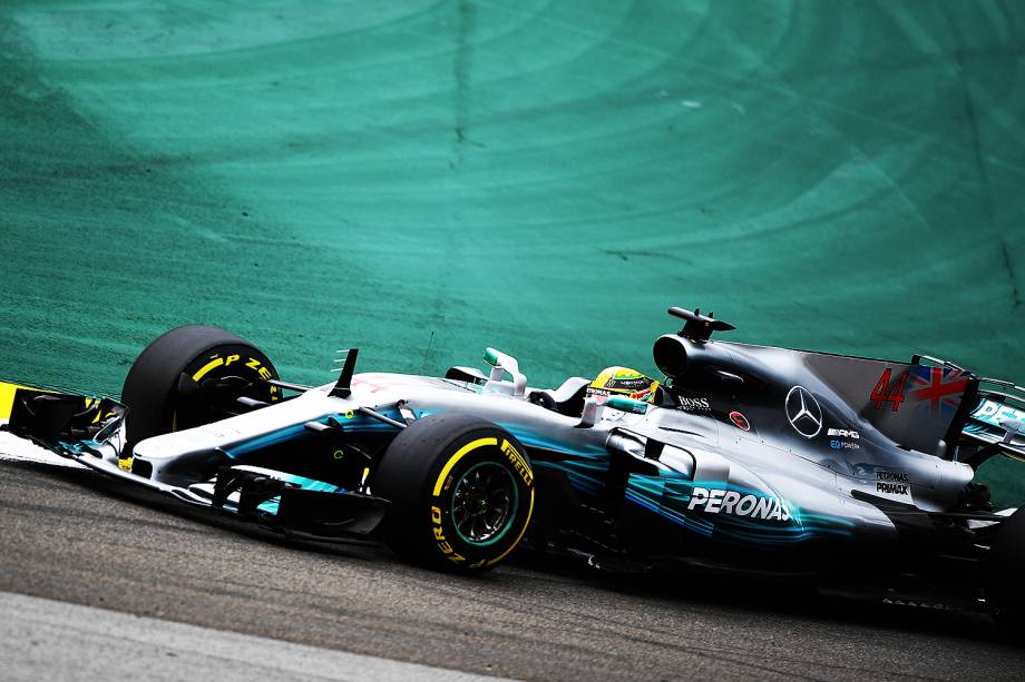 O piloto finlandês Valtteri Bottas, da Mercedes, durante segundo dia de treino livre para o Grande Prêmio do Brasil, no Autódromo de Interlagos - 11/11/2017