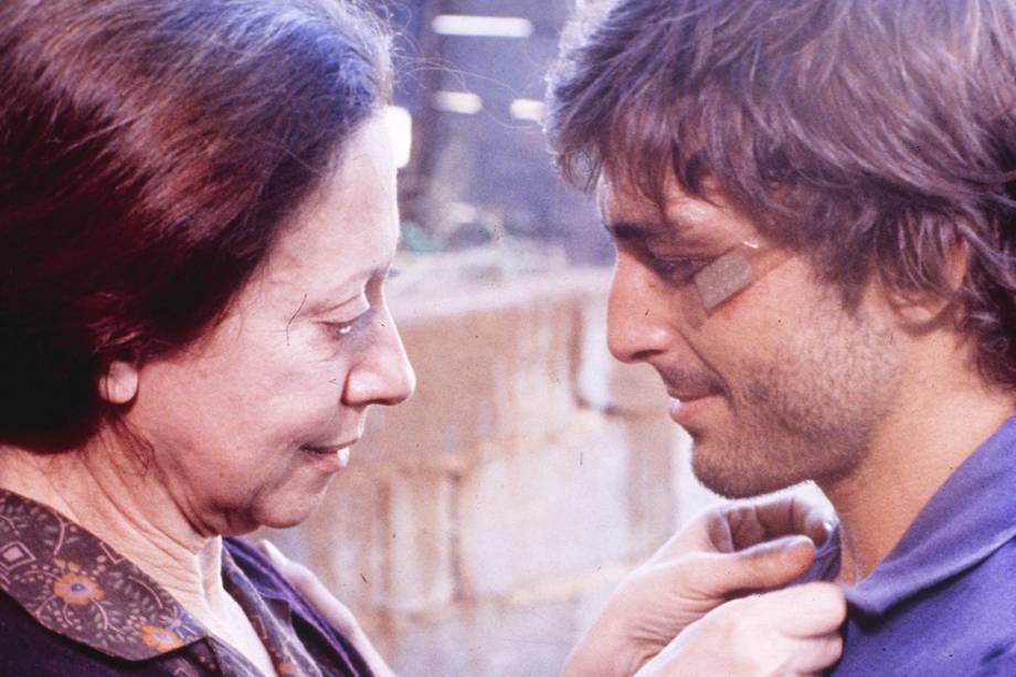 Fernanda Montenegro e Carlos Alberto Riccelli no filme 'Eles Não Usam Black-Tie', baseada em peça de Gianfrancesco Guarnieri, de 1981 Fernanda Montenegro e Carlos Alberto Riccelli no filme 'Eles Não Usam Black-Tie', baseada em peça de Gianfrancesco Guarnieri, de 1981