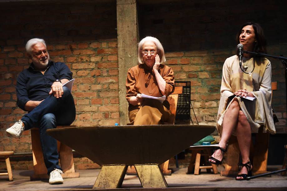 Fernanda Montenegro participou da leitura do novo livro de sua filha, Fernanda Torres “A Glória e Seu Cortejo de Horrores”, no Teatro Oficina , ao lado do diretor José Celso Martinez Corrêa, o Zé Celso, e de Antonio Fagundes. Fernanda Montenegro participou da leitura do novo livro de sua filha, Fernanda Torres “A Glória e Seu Cortejo de Horrores”, no Teatro Oficina , ao lado do diretor José Celso Martinez Corrêa, o Zé Celso, e de Antonio Fagundes.