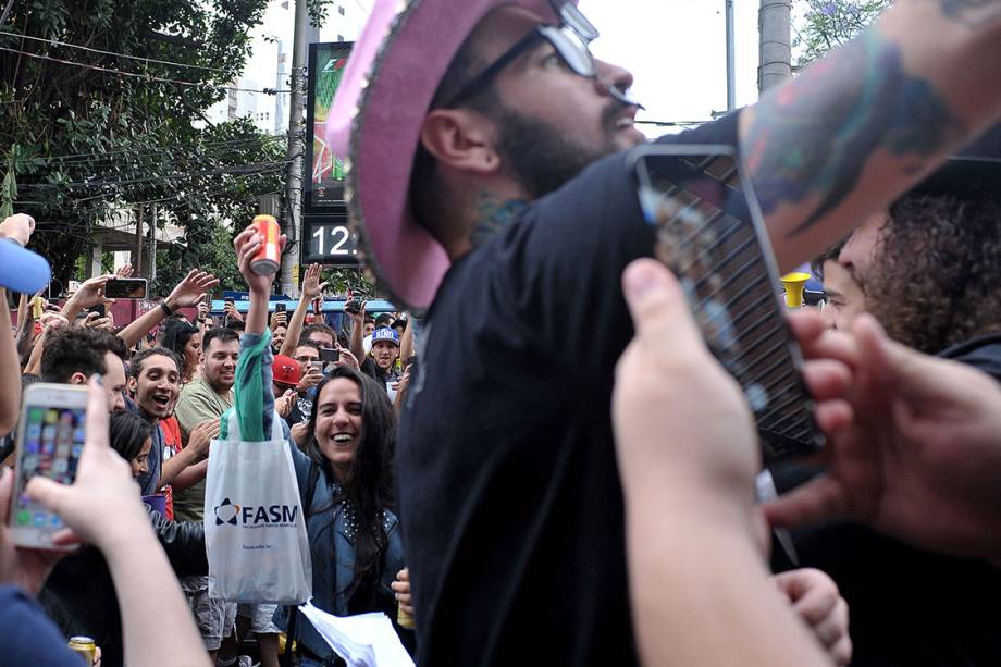 Foliões comparecem ao portão de local de prova do ENEM momentos antes do fechamento dos portões