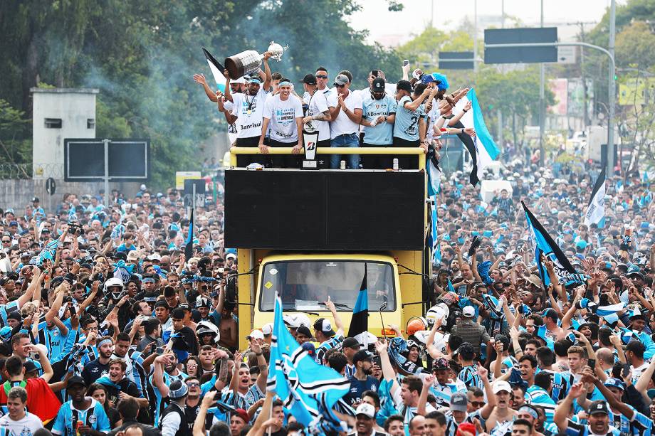 Jogadores exibem a taça do tri da Libertadores durante carreata do Grêmio pelas ruas de Porto Alegre - 30/11/2017