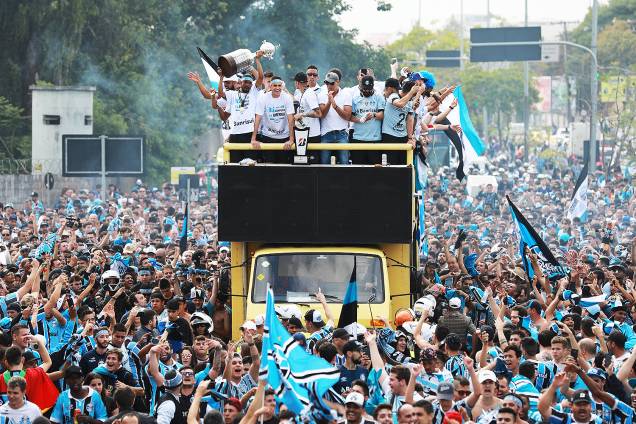 Jogadores exibem a taça do tri da Libertadores durante carreata do Grêmio pelas ruas de Porto Alegre - 30/11/2017 Jogadores exibem a taça do tri da Libertadores durante carreata do Grêmio pelas ruas de Porto Alegre - 30/11/2017