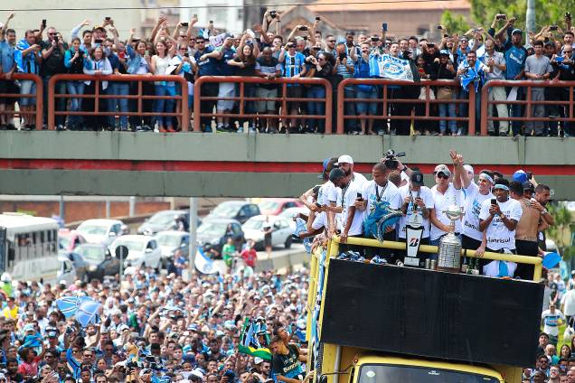 O técnico Renato Gaúcho exibe a taça do tri da Libertadores durante carreata do Grêmio pelas ruas de Porto Alegre - 30/11/2017 O técnico Renato Gaúcho exibe a taça do tri da Libertadores durante carreata do Grêmio pelas ruas de Porto Alegre - 30/11/2017