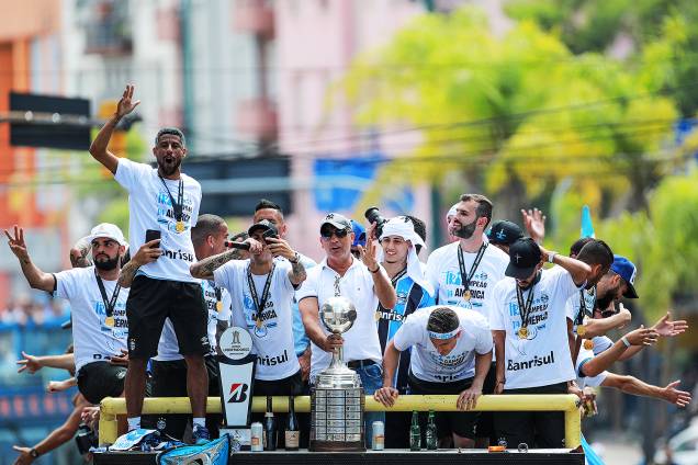 O técnico Renato Gaúcho exibe a taça do tri da Libertadores durante carreata do Grêmio pelas ruas de Porto Alegre - 30/11/2017 O técnico Renato Gaúcho exibe a taça do tri da Libertadores durante carreata do Grêmio pelas ruas de Porto Alegre - 30/11/2017
