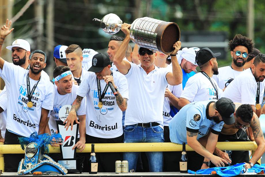 O técnico Renato Gaúcho exibe a taça do tri da Libertadores durante carreata do Grêmio pelas ruas de Porto Alegre - 30/11/2017