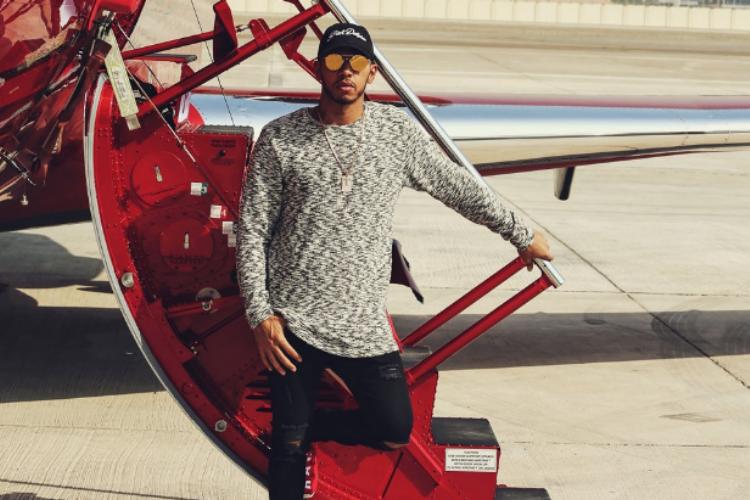 Piloto Lewis Hamilton posa à frente de seu jatinho