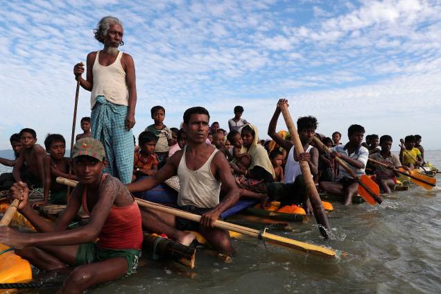 Refugiados rohingya atravessam em uma jangada improvisada pelo Rio Naf para chegar a Bangladesh, onde se abrigarão no acampamento para refugiados de Cox's Bazar - 13/11/2017 Refugiados rohingya atravessam em uma jangada improvisada pelo Rio Naf para chegar a Bangladesh, onde se abrigarão no acampamento para refugiados de Cox's Bazar - 13/11/2017