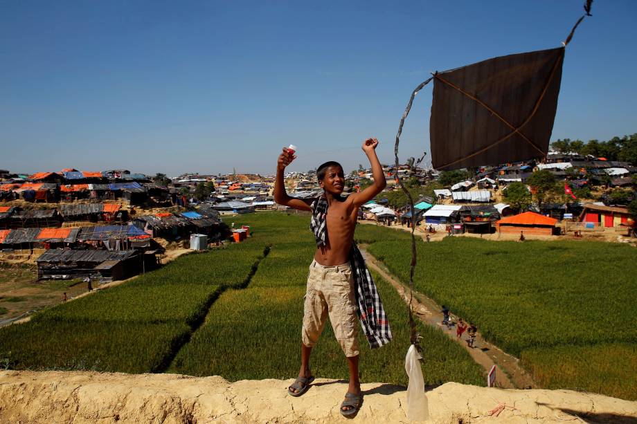 Um garoto rohingya é visto empinando pipa no acampamento de refugiados em Cox's Bazar, no Bangladesh - 10/11/2017