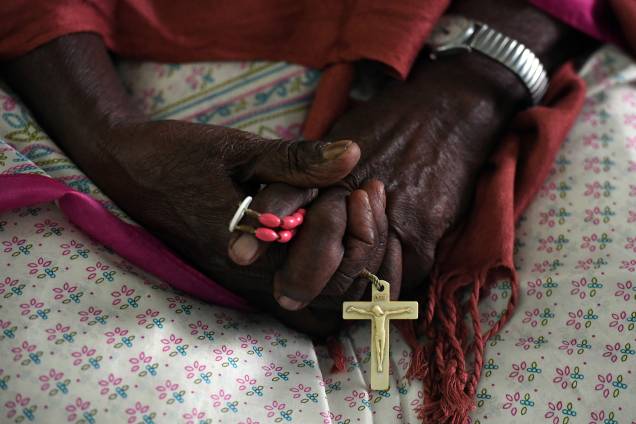 Mulher segura um rosário em suas mãos durante missa na igreja do Santo Rosário, em Daca, Bangladesh - 29/11/2017 Mulher segura um rosário em suas mãos durante missa na igreja do Santo Rosário, em Daca, Bangladesh - 29/11/2017