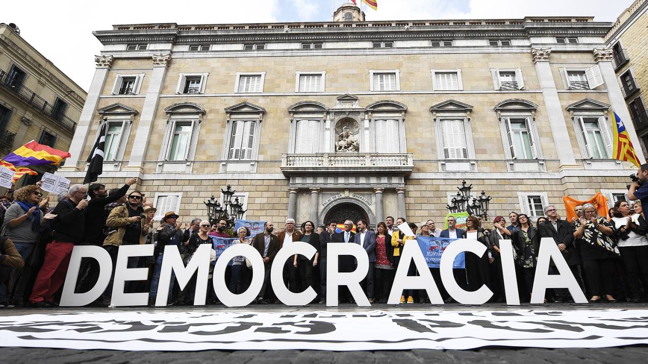O presidente da Assembleia Nacional da Catalã (ANC), Agusti Alcoberro, o prefeito de Barcelona, Ada Colau, o conselheiro de cidade de Barcelona, Gerardo Pisarello e o líder do partido da Catalunha 'Si', Alfred Bosch, protestam em frente ao Palácio da Generalitat, em Barcelona, após os membros do movimento separatista da Catalunha serem chamados para prestarem depoimento - 02/11/2017